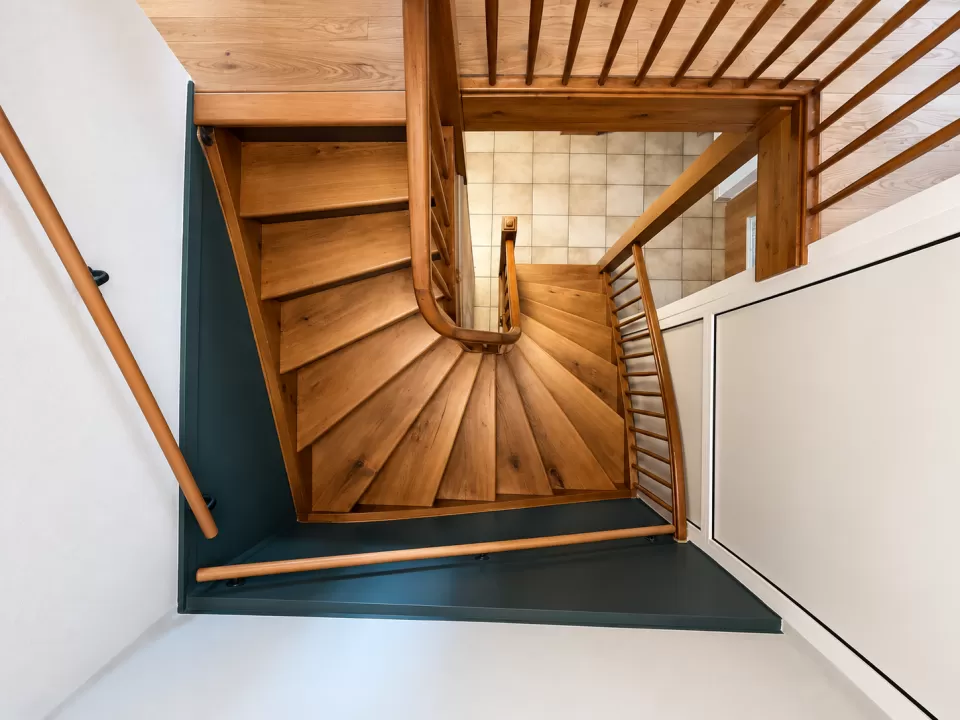 Draufsicht auf warme Holztreppe