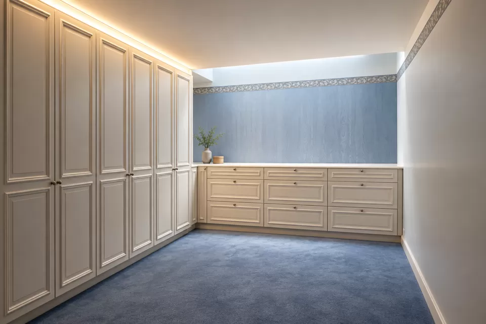 Elegantes begehbares Ankleidezimmer in Blau Grau und Creme