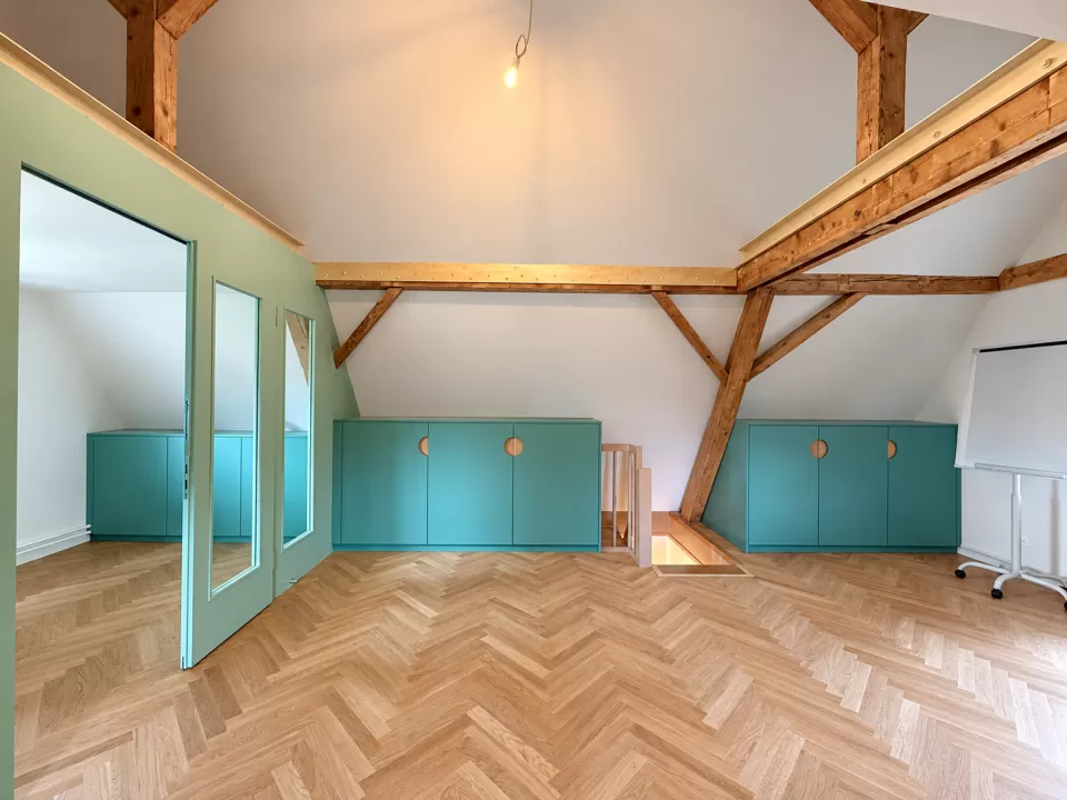 Aufgeräumtes Dachloft mit Holzbalken