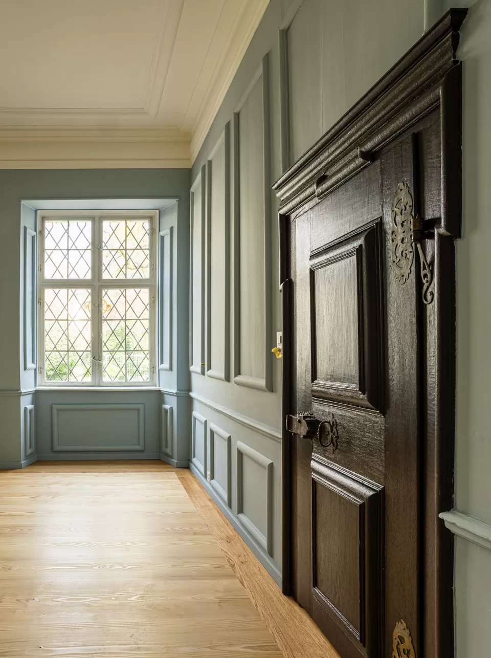 Raum mit Täfer, Butzenfenster und historischer Holztür