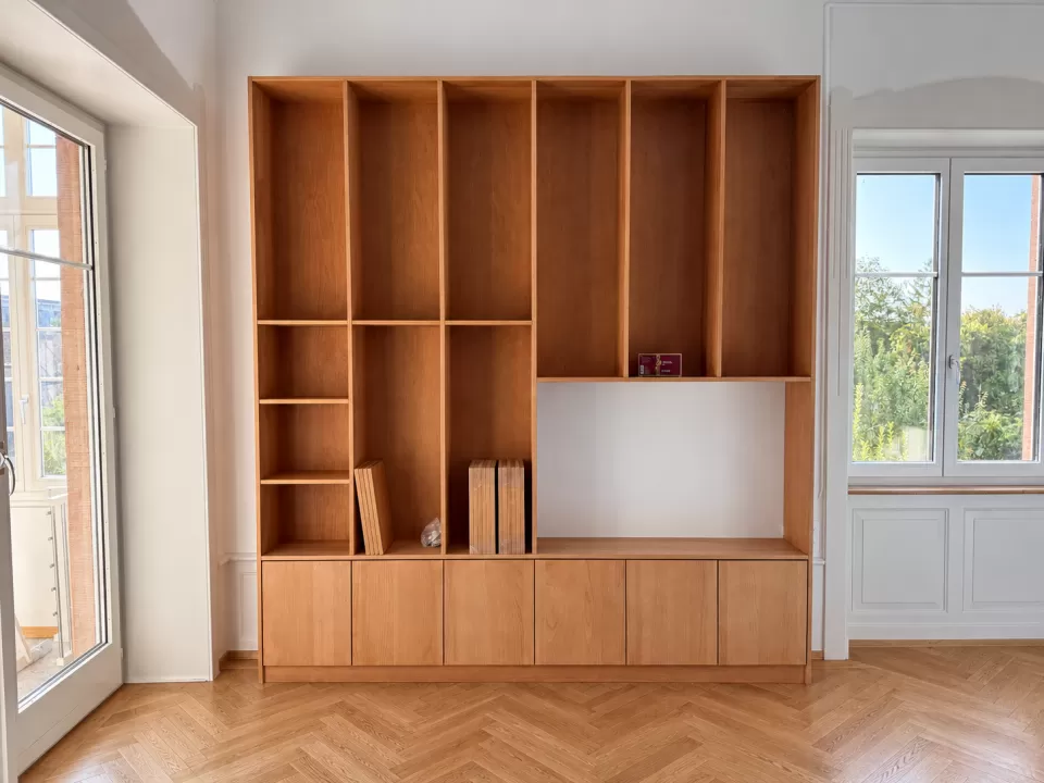 Heller Raum mit Eichenparkett und Einbauschrank